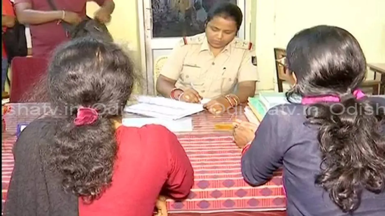 RI alleges raw deal by lawyer in Sambalpur; both women lodge FIRs