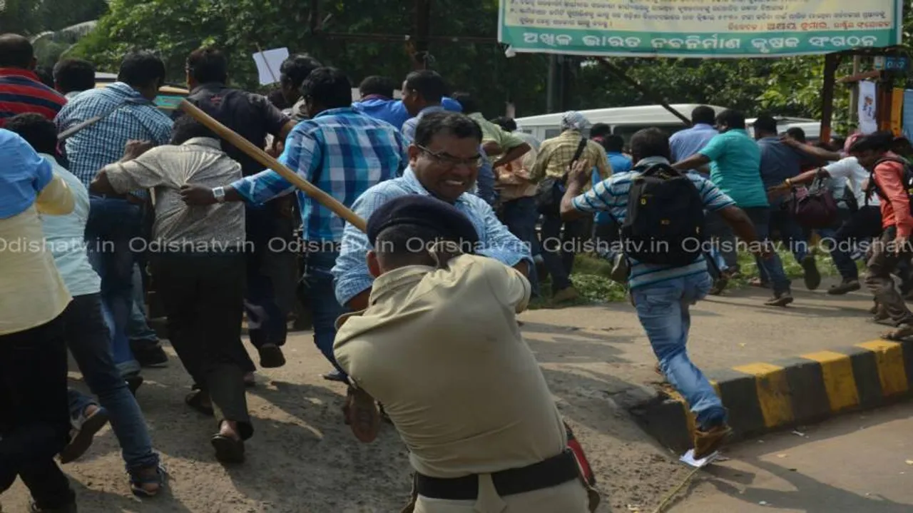 Police resort to lathicharge during Gram Sevaks rally; many injured