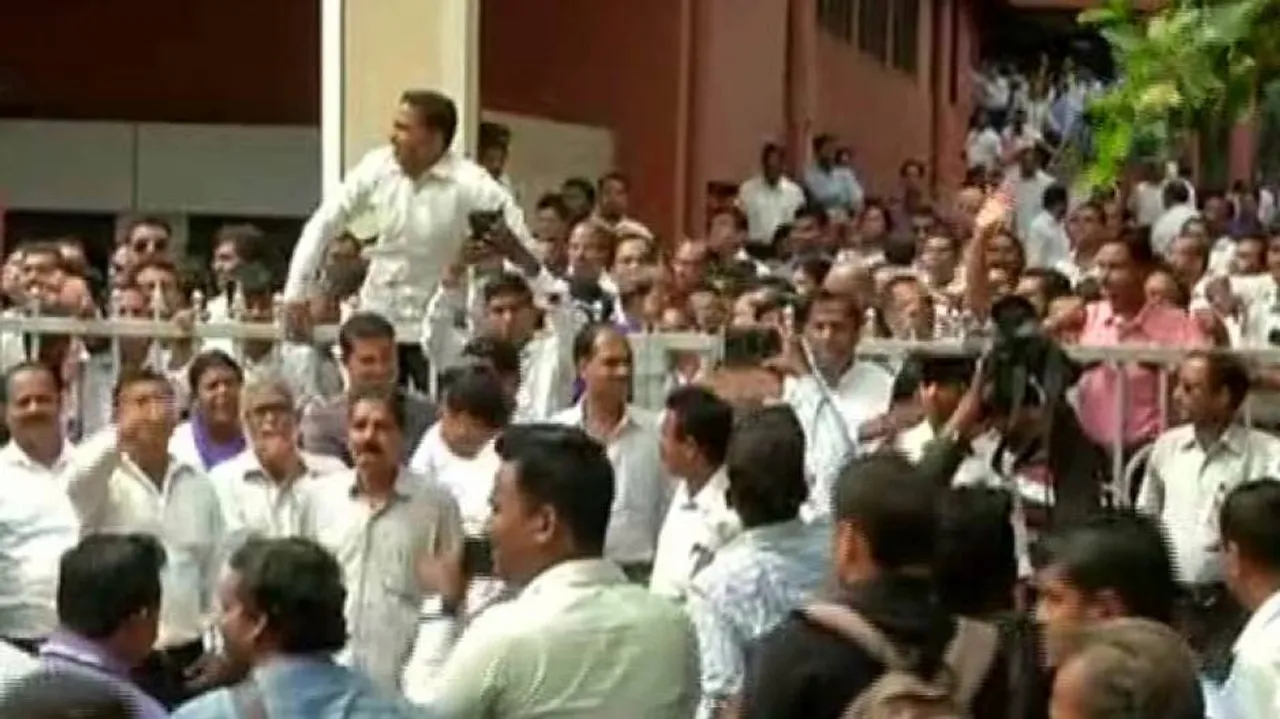 Police-Lawyer Spat: Lawyers agitation takes an unruly turn