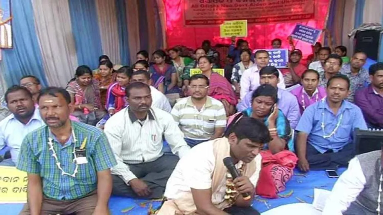 Odisha lecturers' Do-or-Die protest enters fifth day