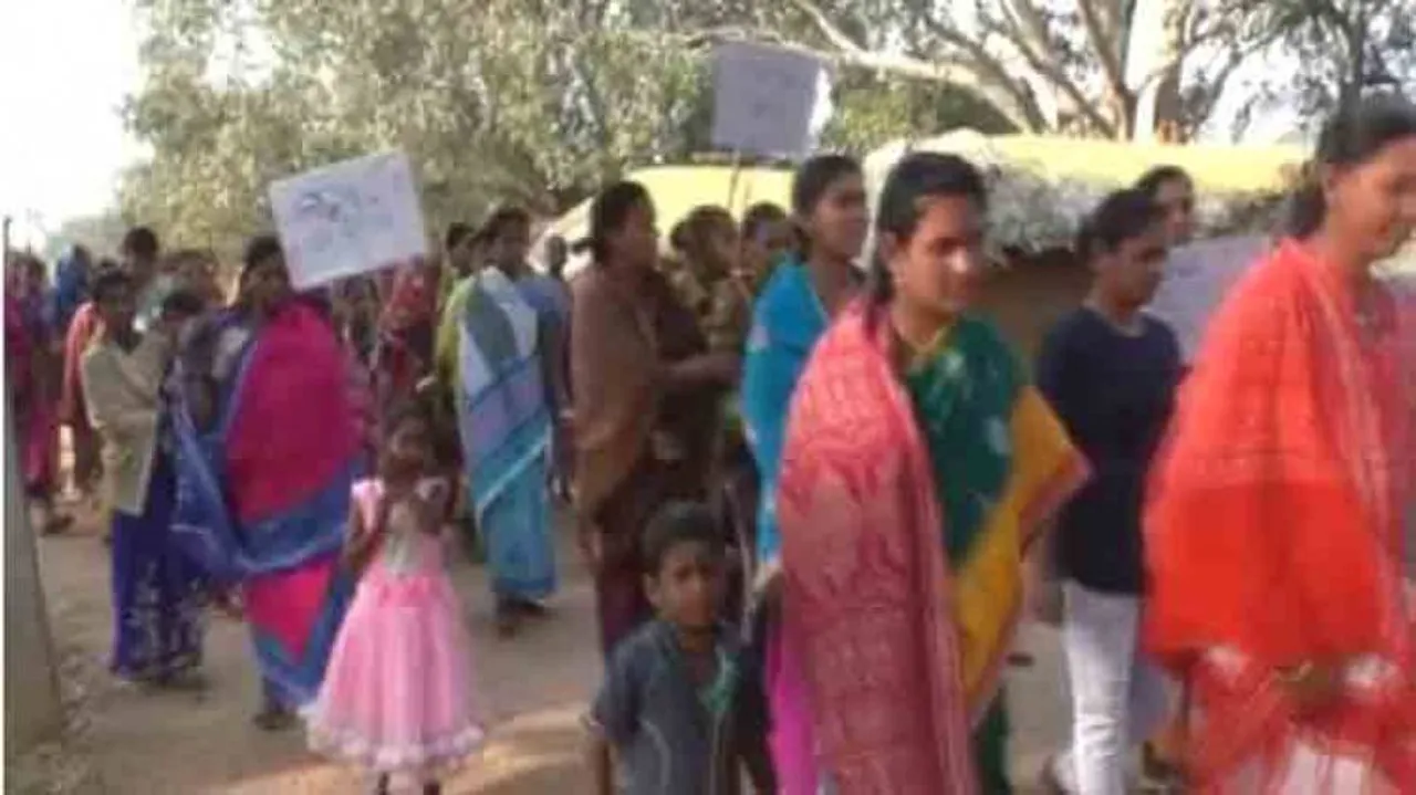 Anti-liquor protests: Women ransack grocery shop for selling liquor