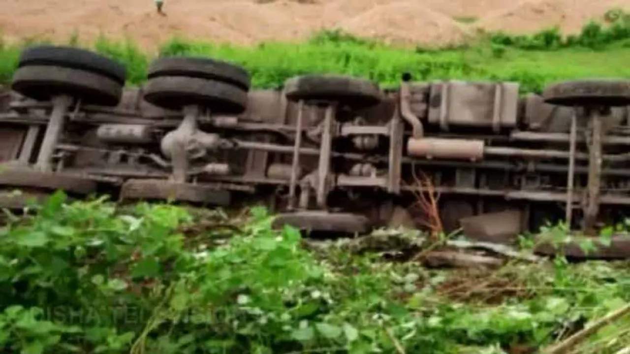 Miscreants Pelt Stones At Truck, Rob Valuables From Driver After Vehicle Overturns