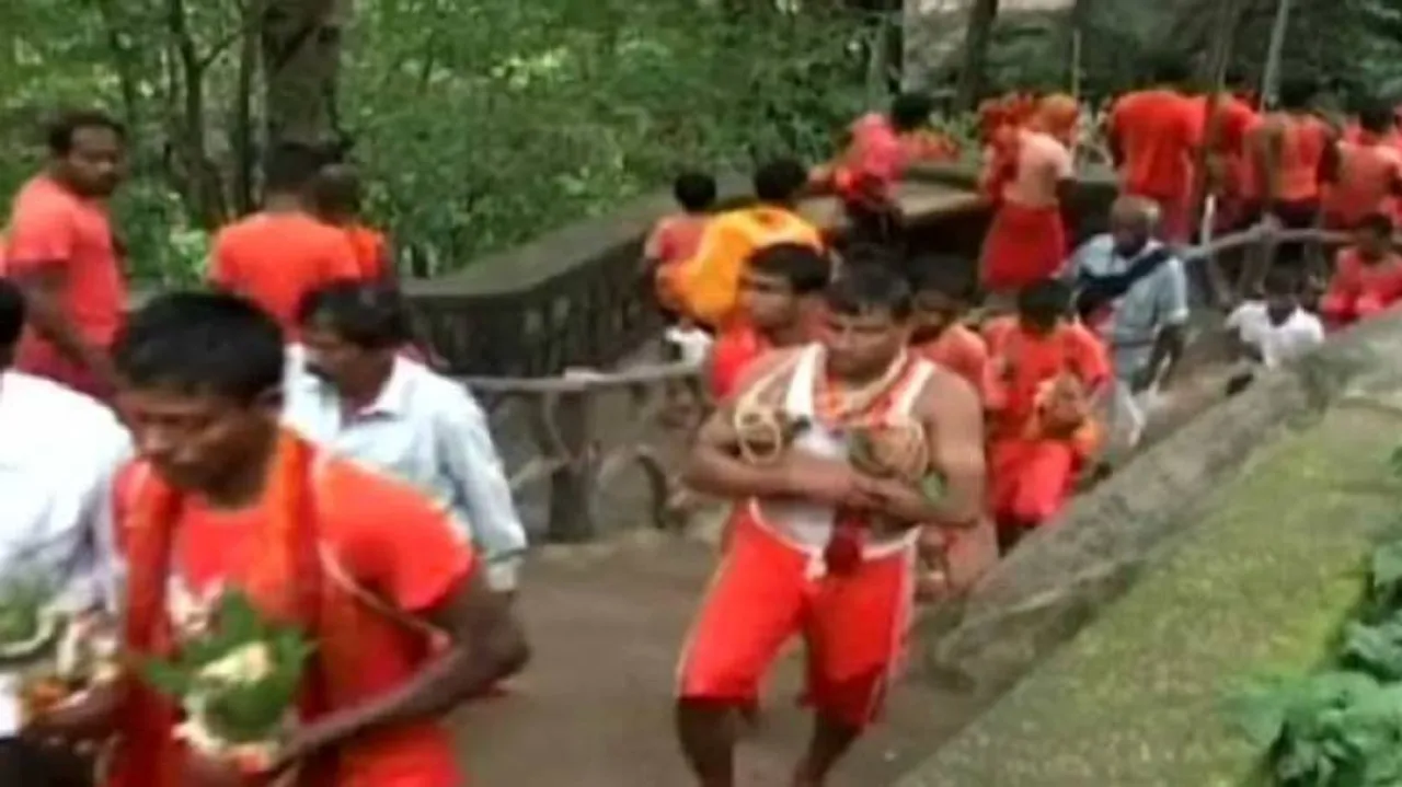 Unfazed by rain, Kanwariyas throng Shiva shrines on last 'Shravan Somvar'