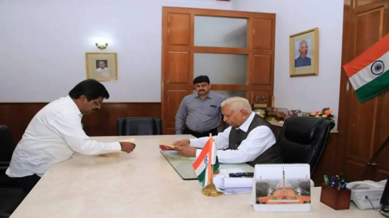 Karnataka government on brink of collapse as Independent too rebels