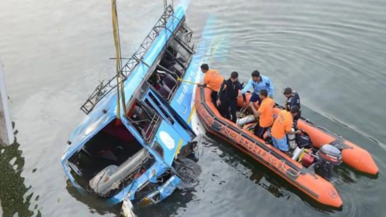 21 killed in MP accident