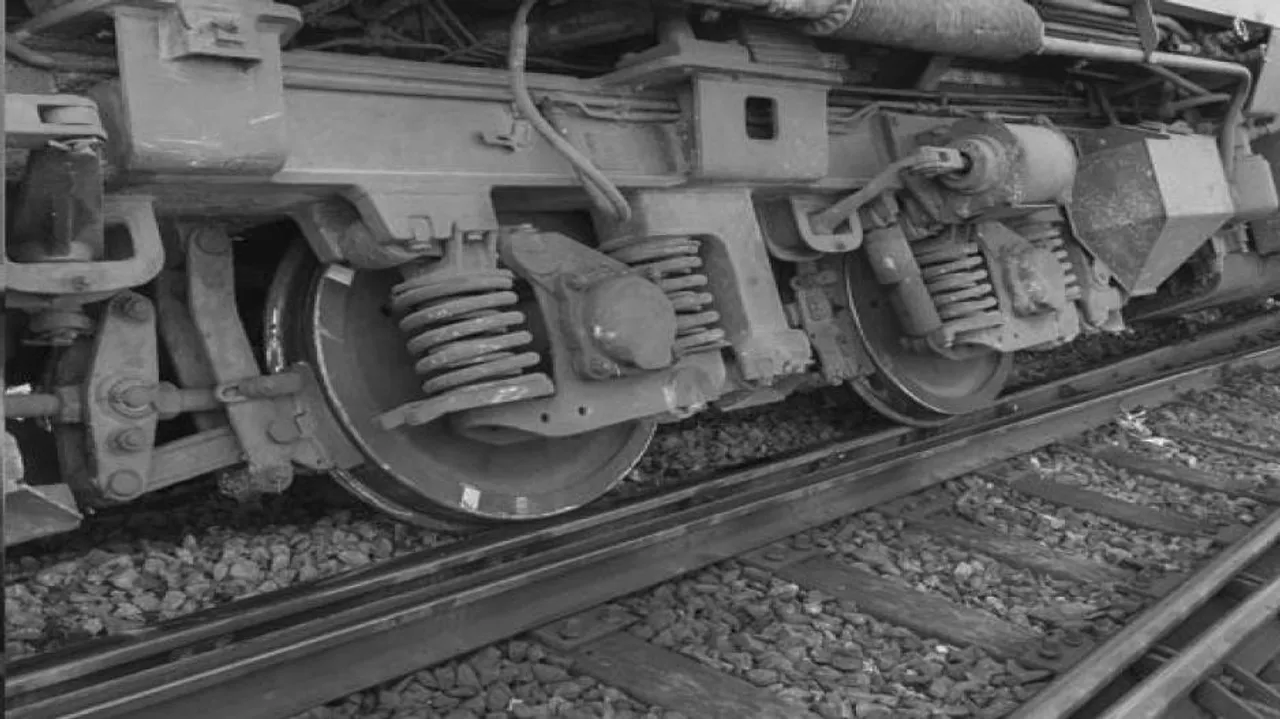 Mahakaushal Express derails in UP