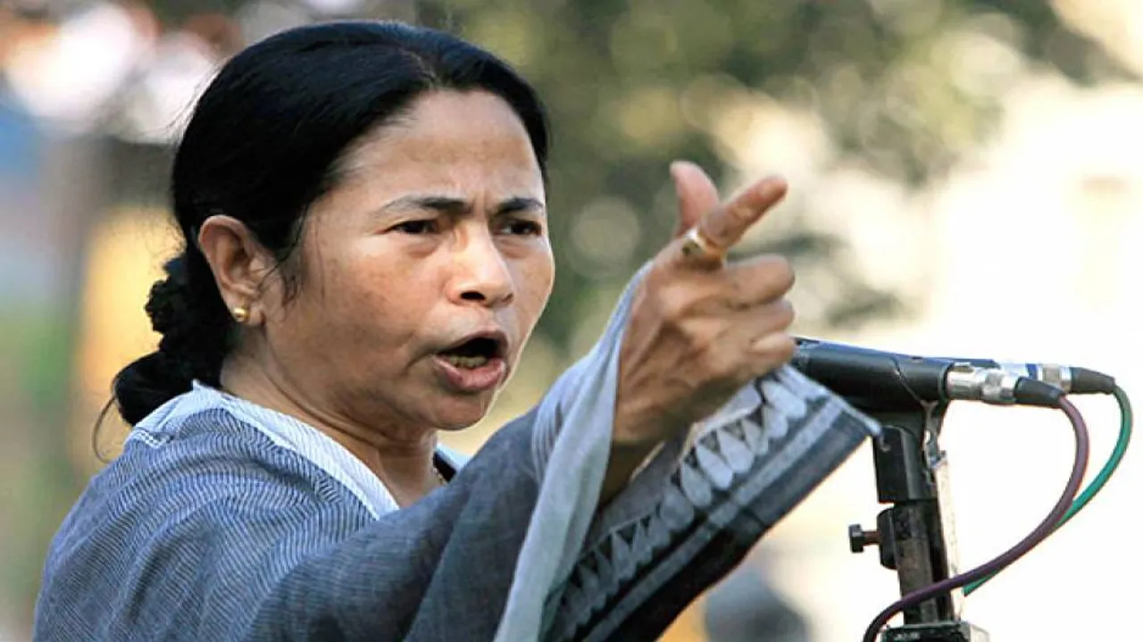 Mamata resorts to sit-in after CBI-police face-off