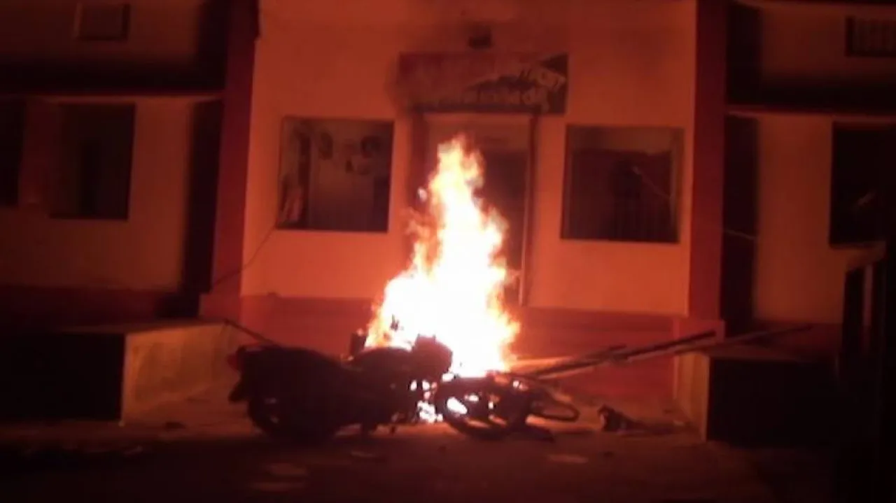 Irate mob ransacks police outpost