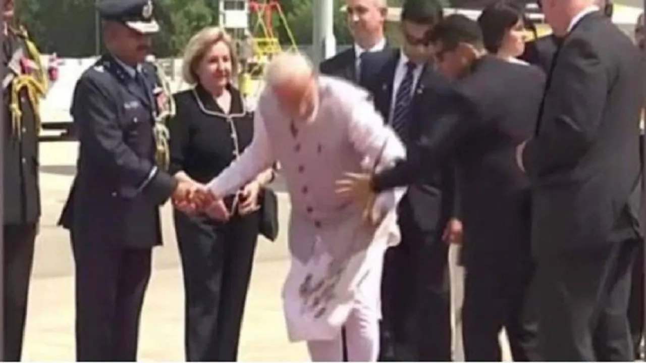 PM Modi shows he practises what he preaches on cleanliness