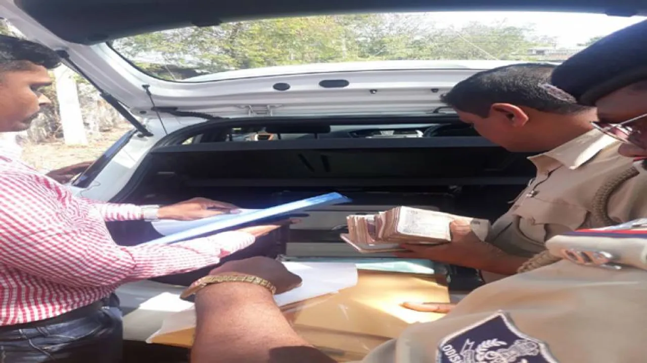 Police seize Rs 3.2 lakh from two cars in Bargarh