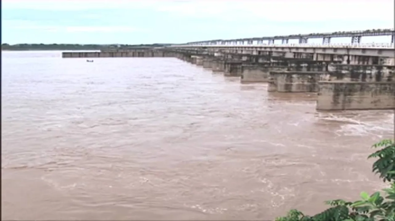 First floodwaters of Mahanadi reach Naraj