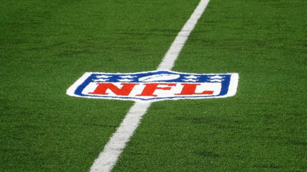 Trump again lambasts NFL players who insult US flag