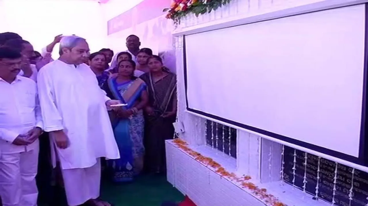 CM inaugurates solar operated traffic signal system in Bhubaneswar