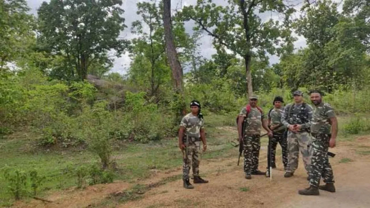 14 policemen injured in encounter with naxals, 13 untraceable
