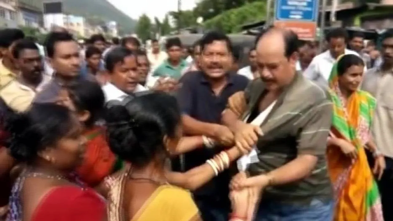 Mob manhandles police official in Nayagarh