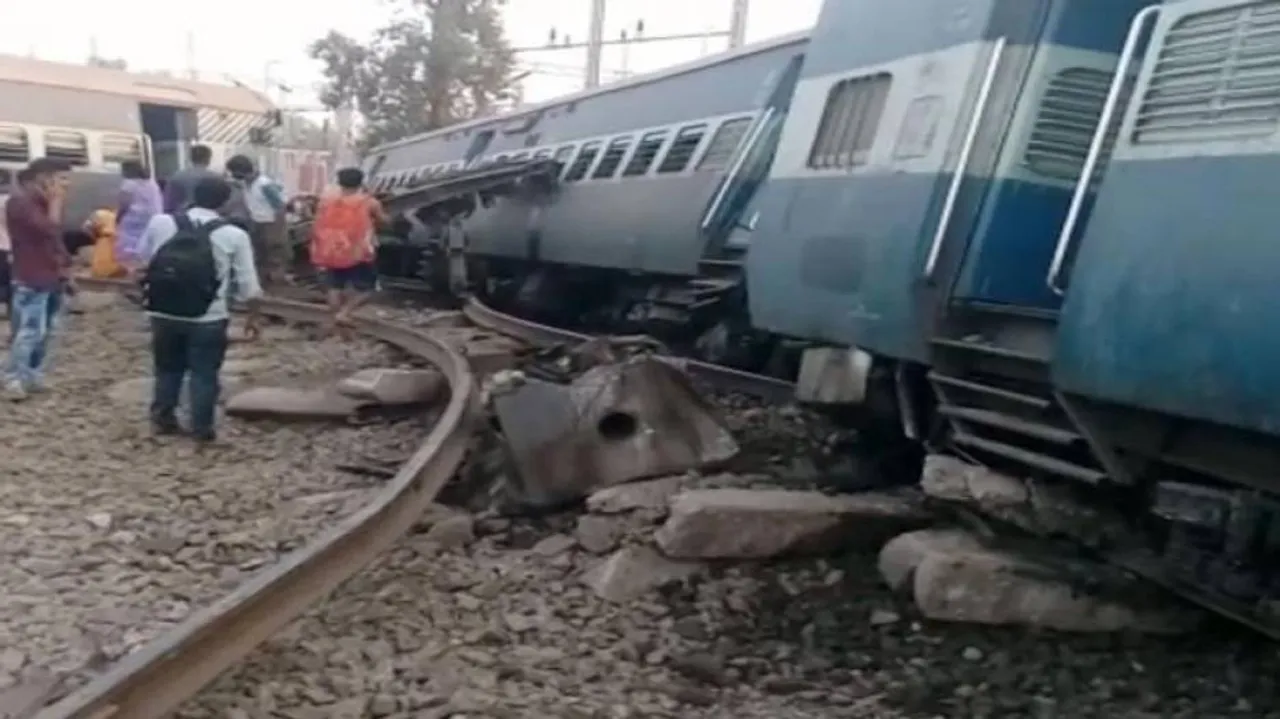 Express train derails in UP, 6 dead