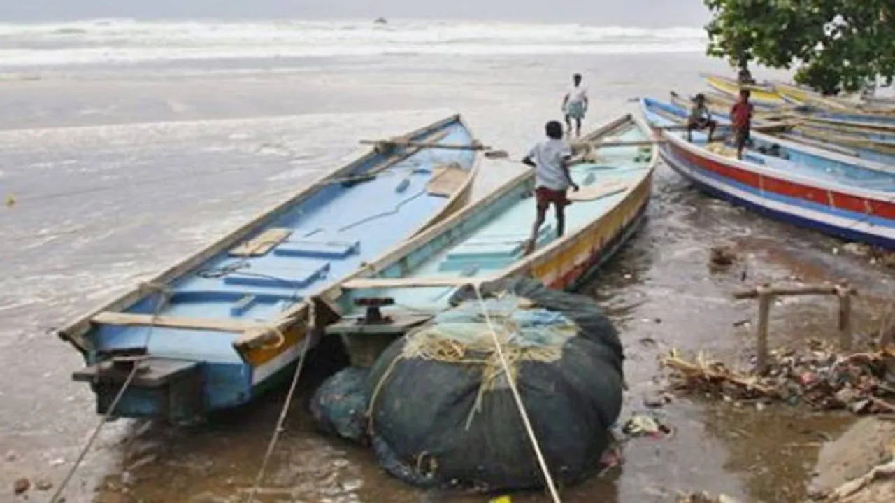 Cyclone Ockhi: Kerala fishermen community begins rescue action