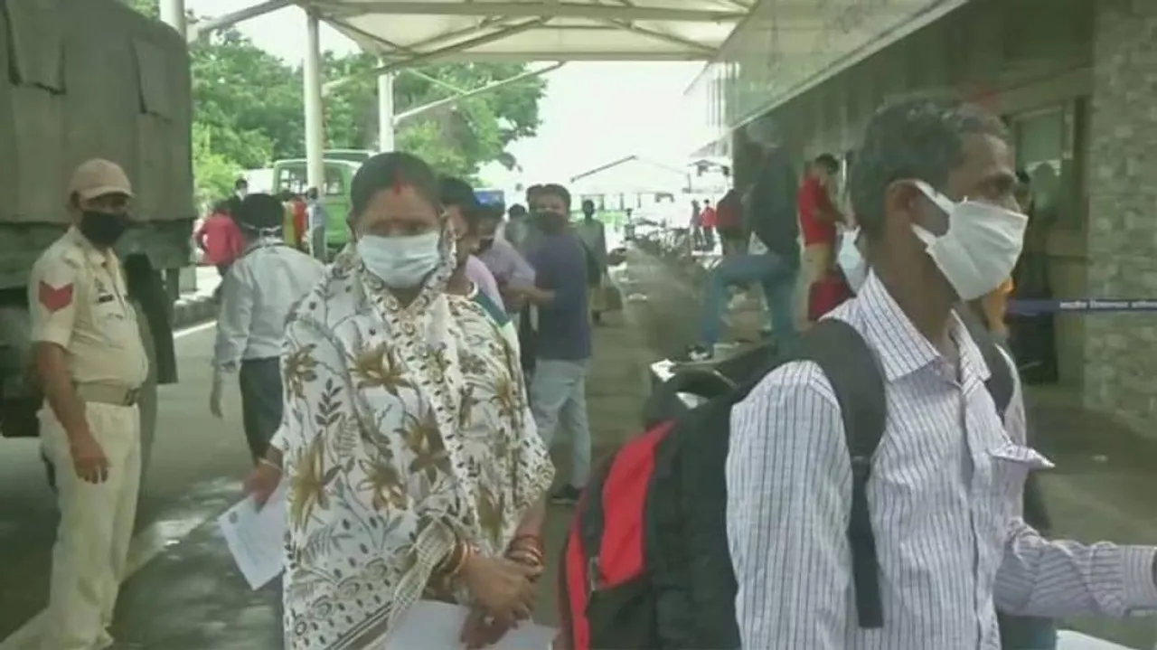 366 Stranded Migrants Leave For Odisha On Three Special Flights From Jammu