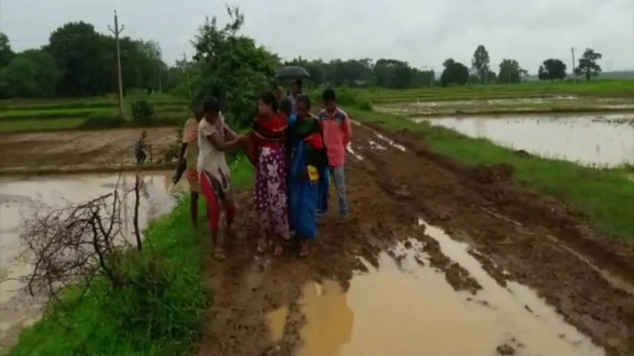 Expectant mother walks a kilometre in pain to get into ambulance