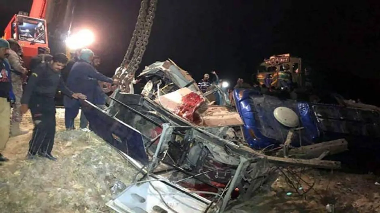20 dead in Pakistan train-bus collision