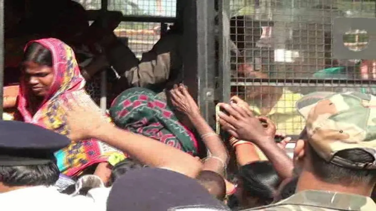 Phailin-hit people stage road blockade in Puri