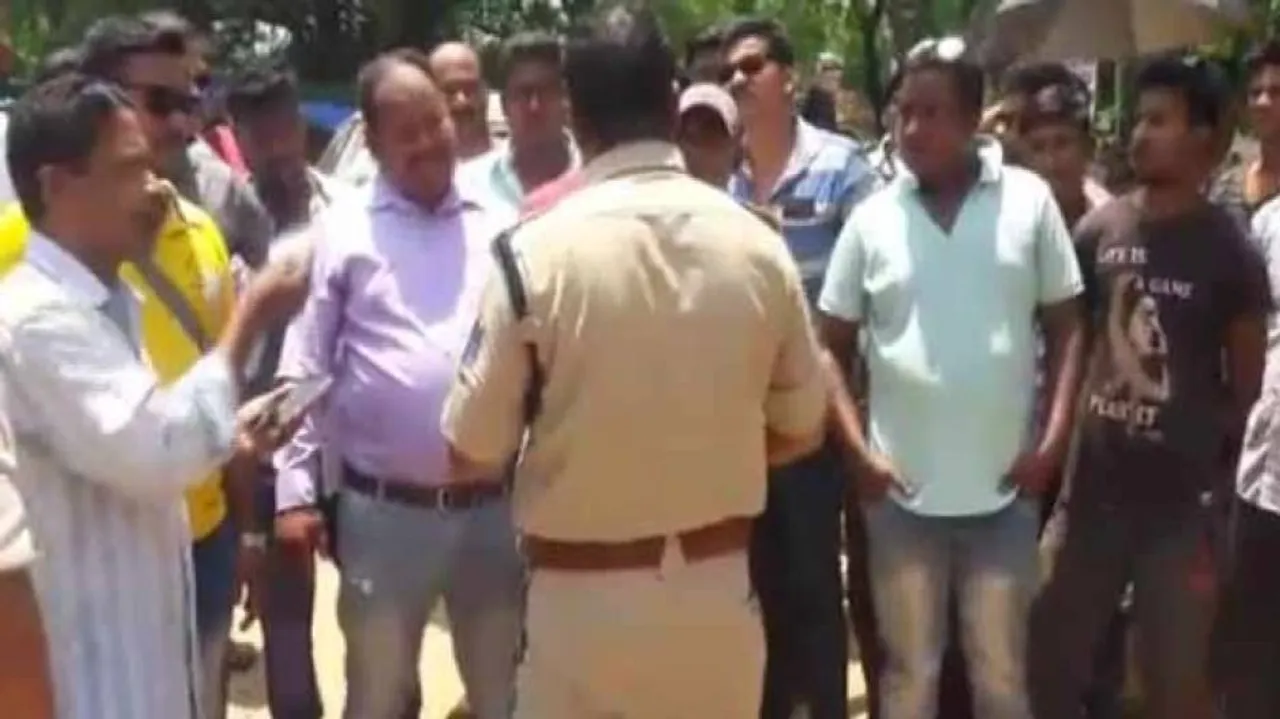 Locals gherao electricity office protesting repeated power cuts