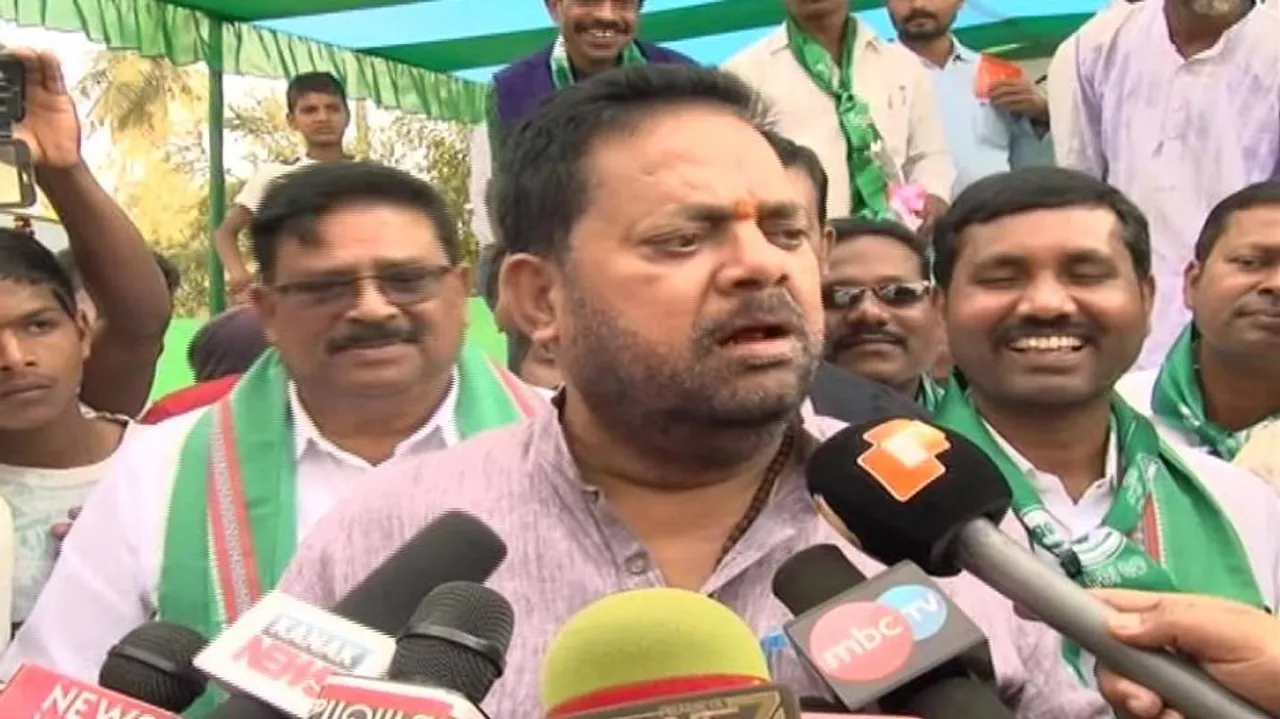Chit fund fraud suspect at book launch: CM, party leaders clean, says Maharathy