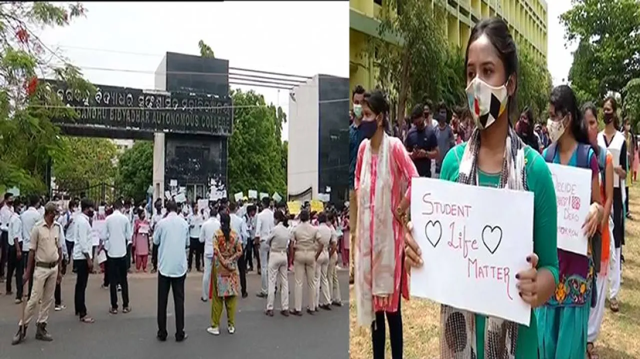 College Students Across Bhubaneswar Protest Demanding Online Examination