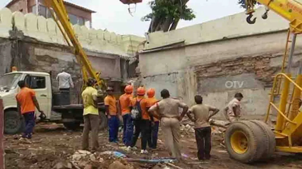 Solicitor General & Amicus Curiae To Inquire Into Eviction Drive Near Puri Srimandir
