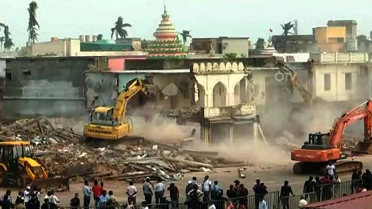 Odisha CM Felicitates 11 People Who Vacated Lands, Houses For Jagannath Temple Security