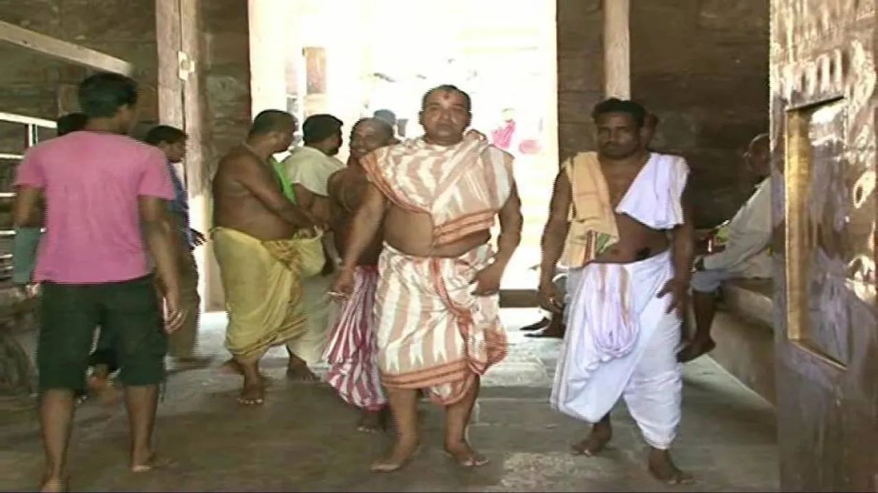 Puri temple servitor complains woman's entry to ratnasinhasana area