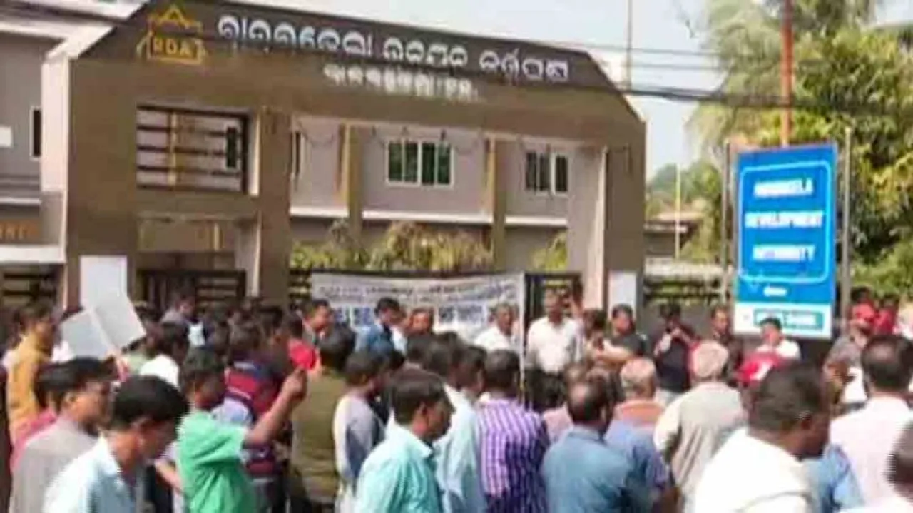 Shopkeepers Oppose Rent Hike, Gherao Rourkela Development Authority Office