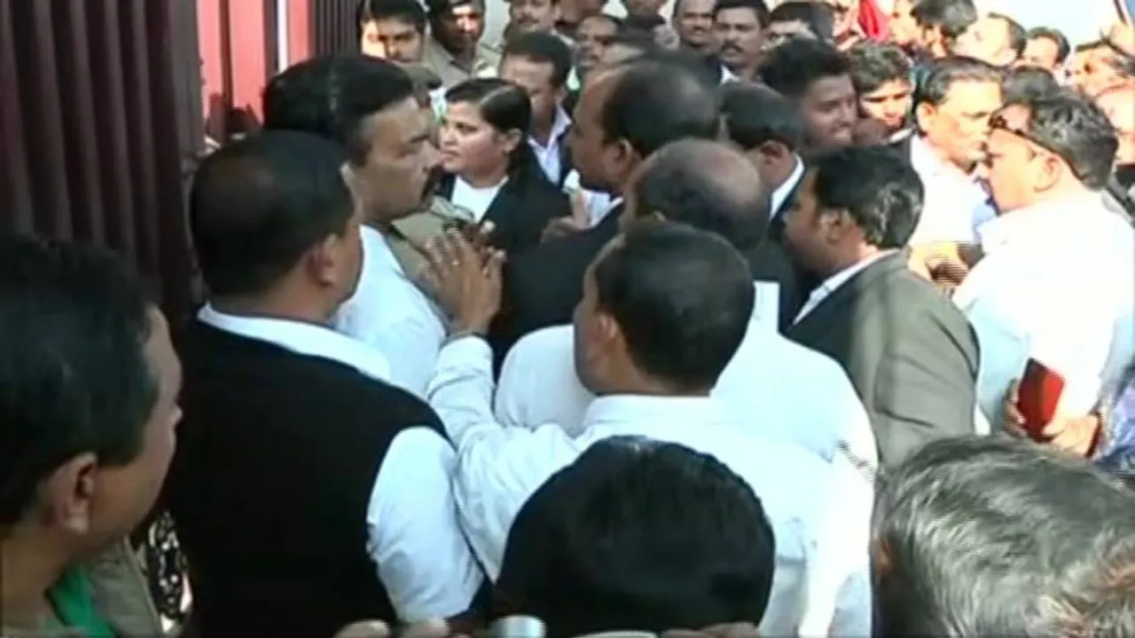 Police-lawyers bicker over helmet fine issue