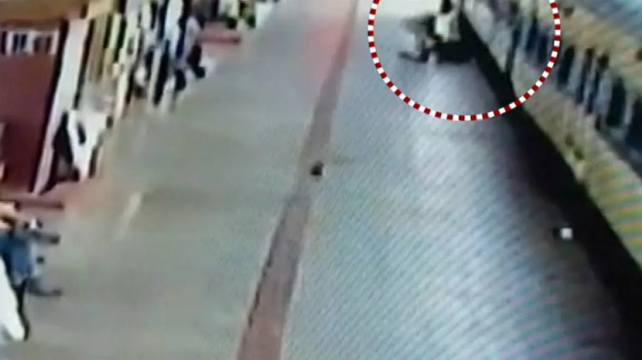 Man slips from train, RPF Constable comes to his rescue