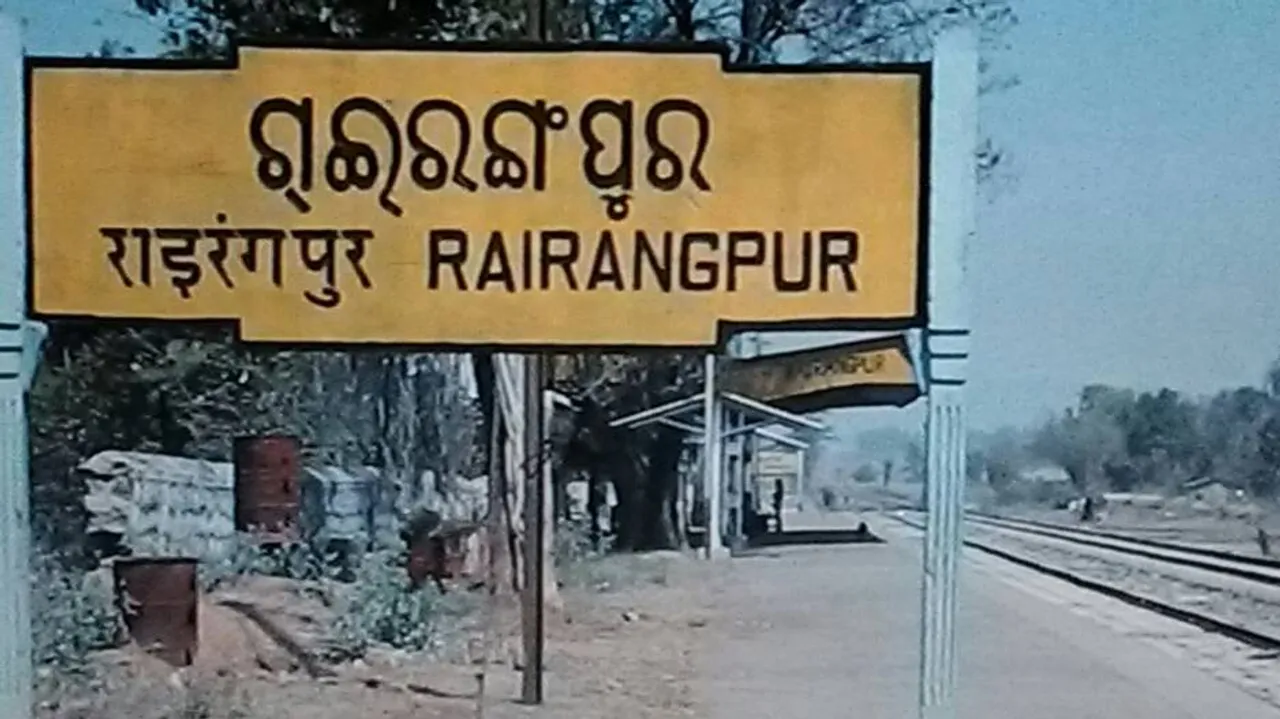 2 youngsters  jump before moving train, rescued in critical condition
