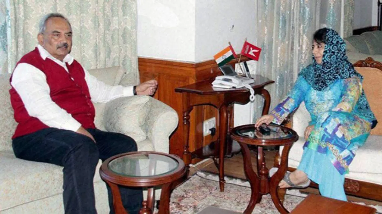 Union home secy discusses security situation with J-K CM