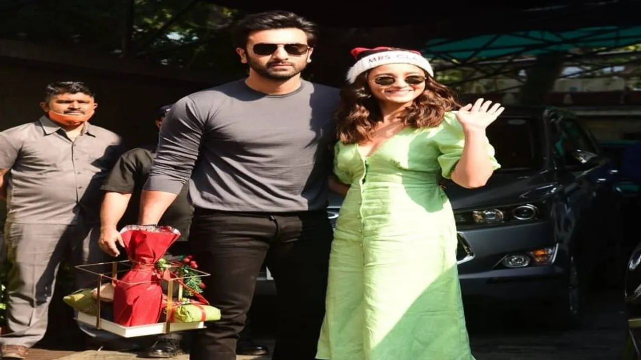 Alia Bhatt Looks Chilled Out With Ranbir Kapoor in Kapoor's Fam-Jam