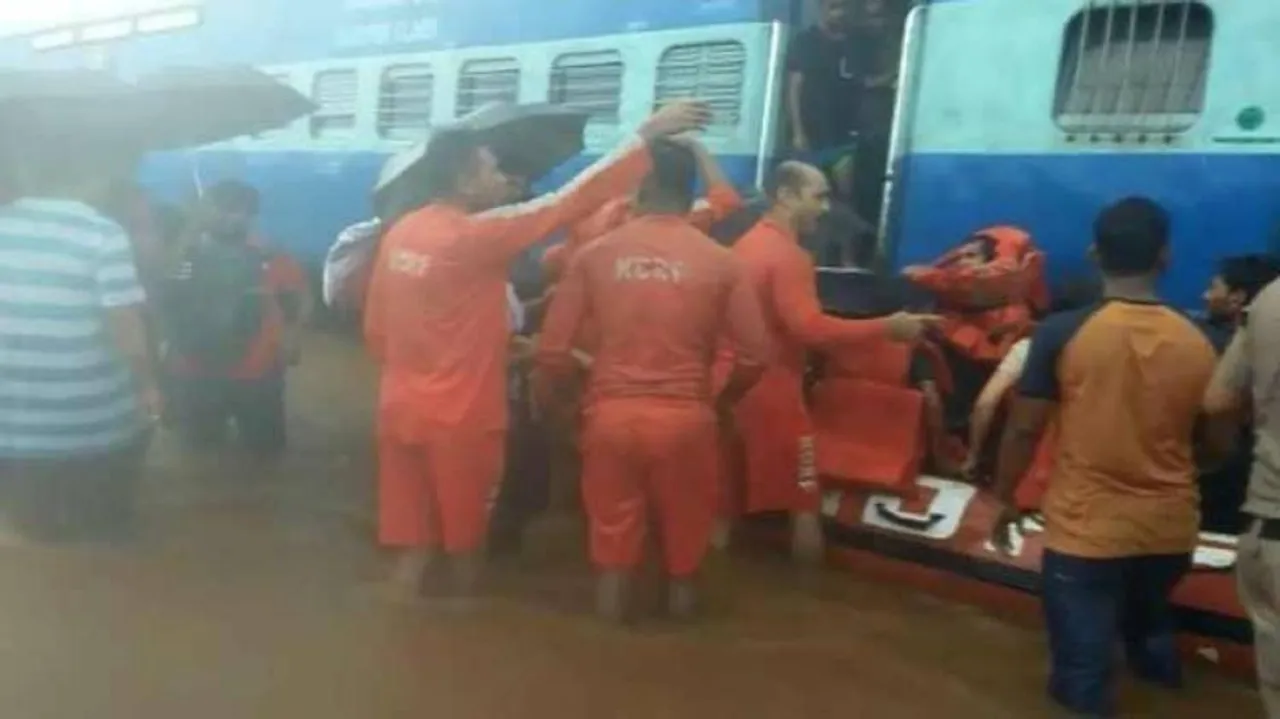 600 rescued from stranded train in Maharashtra