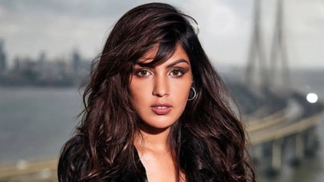 Rhea Chakraborty Faces Wrath Of SSR Fans; Gets Annoyed At Airport | WATCH