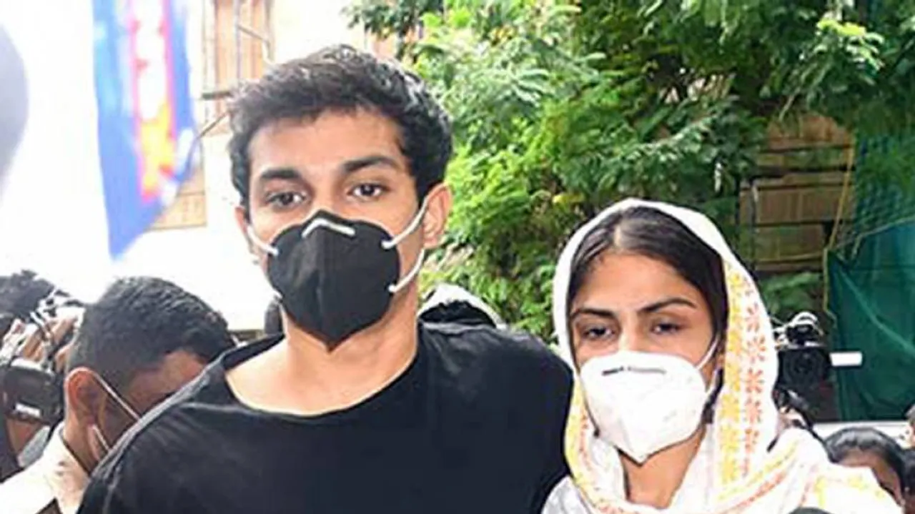 Sushant Case: CBI Interrogates Rhea Chakraborty & Brother For 3rd Consecutive Day