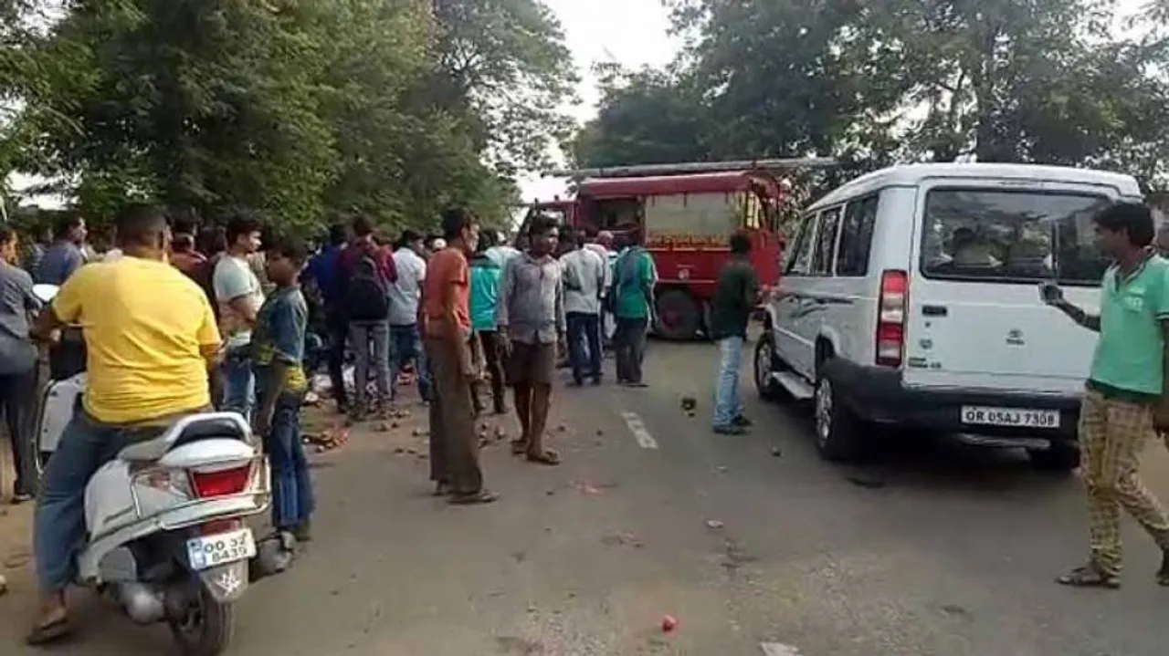 2 criminals among 3 injured as bomb goes off in road mishap