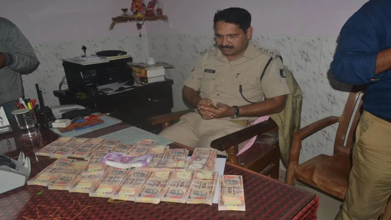 Rs 1,000 notes of Rs 30 L seized from Renault Duster; 2 detained
