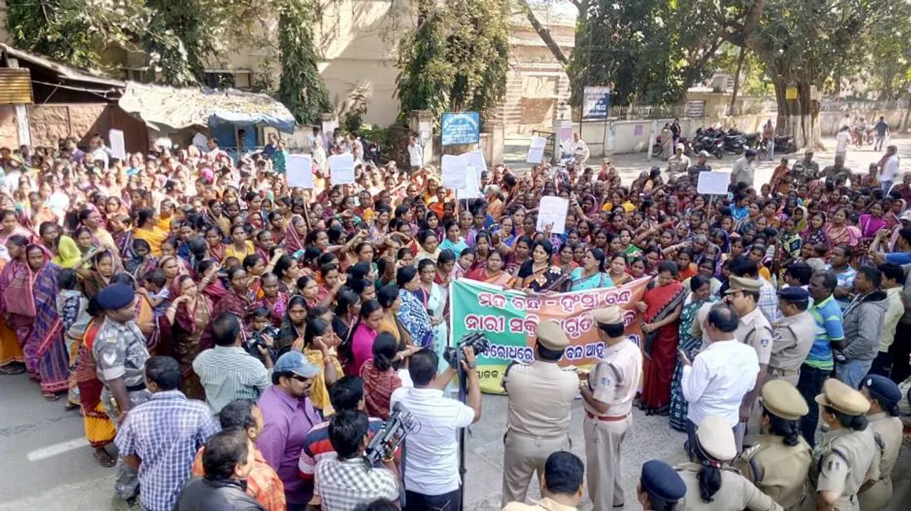 Anti-liquor agitation: Women gherao Sambalpur Collector’s office
