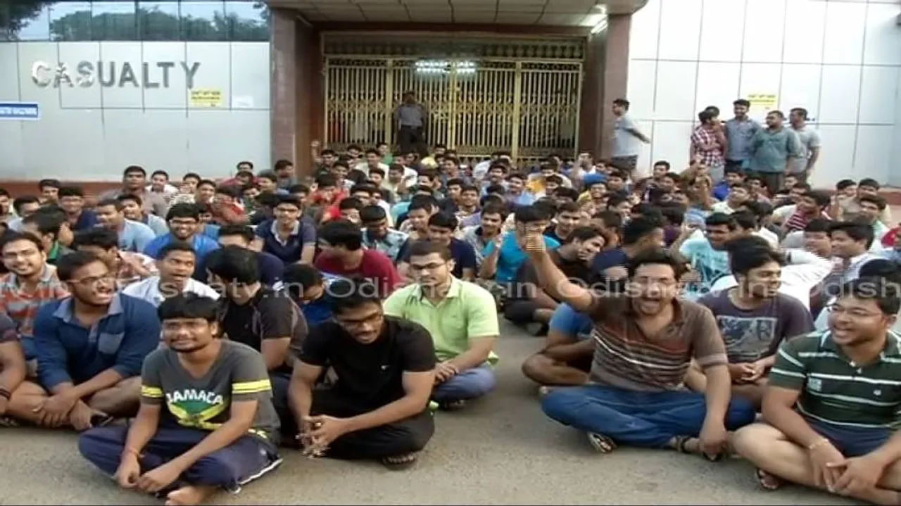 Medicos on stir after patient's attendants manhandle SCB doctor