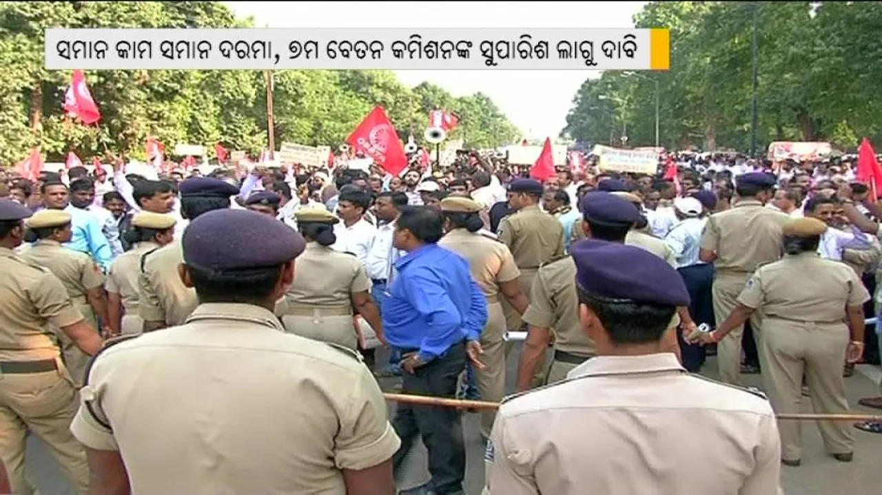 Agitating teachers scuffle with police