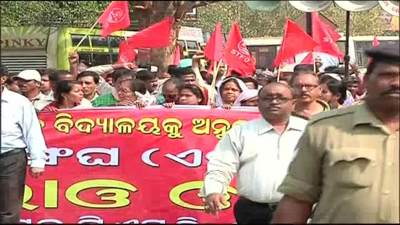 Striking teachers relent; promise to cooperate in HSC exam