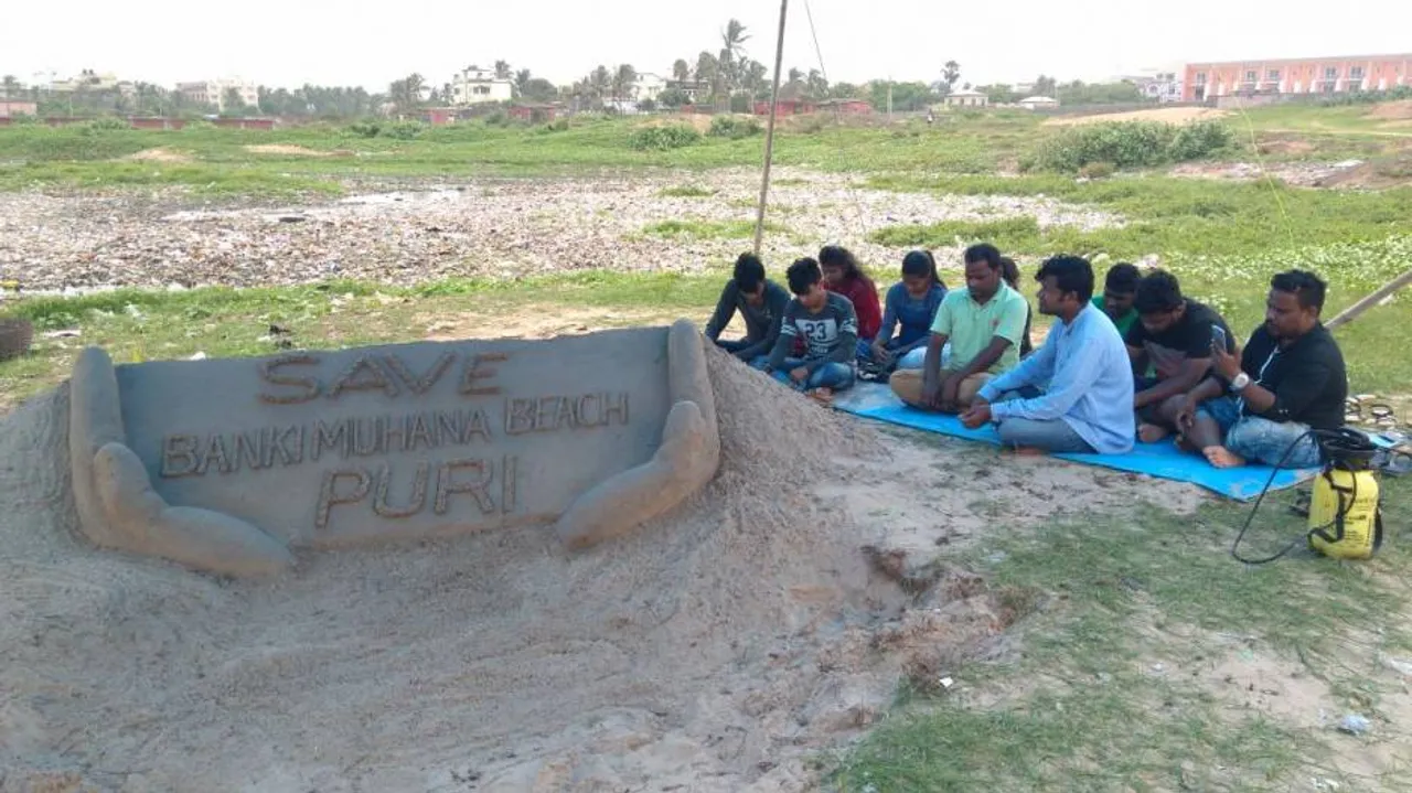 Sand artist Sudarsan on dharna, demands beach clean up