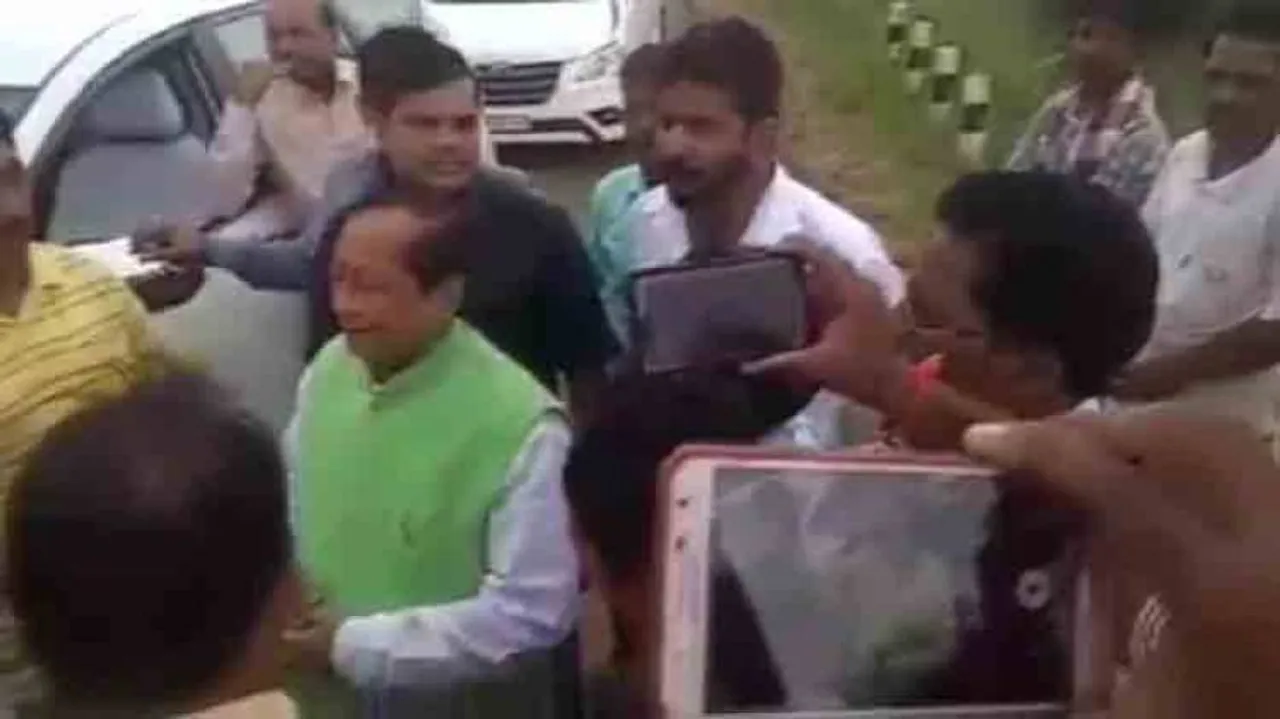 Congress workers wave black flags at Minister Patro