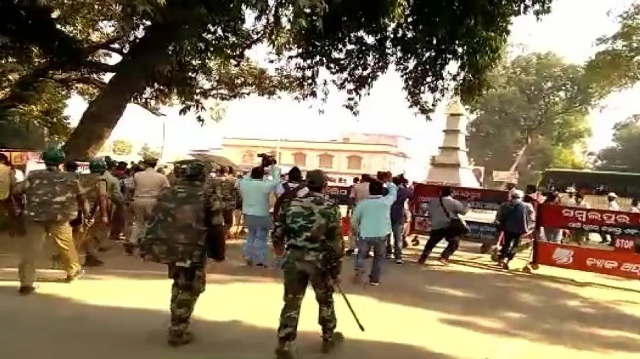 Police lathicharge 108 ambulance workers in Sambalpur