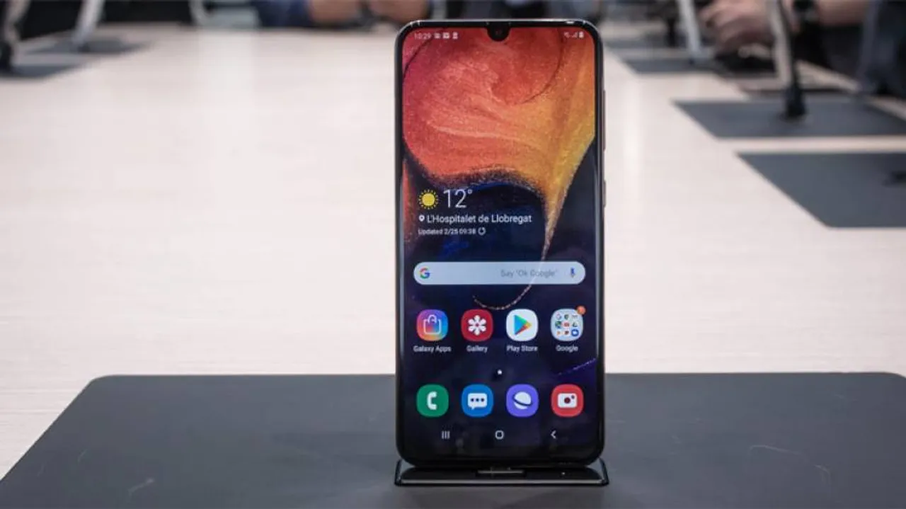 Samsung seeks shift to full screen in new phones